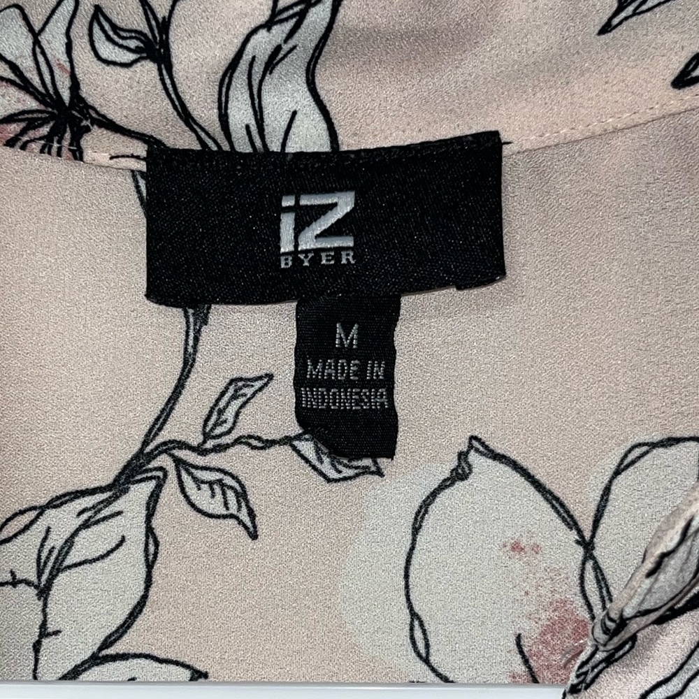 IZ Byer Top blouse button front women Medium 3/4 sleeves Pink Floral - Picture 2 of 6